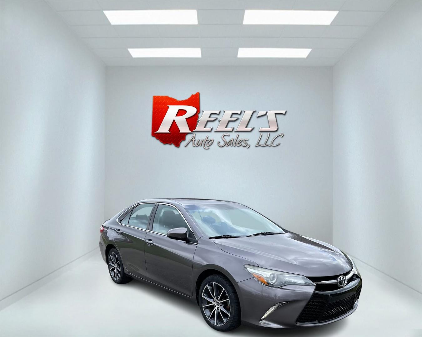 2015 Gray /Black Toyota Camry SE (4T1BF1FK7FU) with an 2.5L I4 DOHC 16V engine, 6-Speed Automatic transmission, located at 547 E. Main St., Orwell, OH, 44076, (440) 437-5893, 41.535435, -80.847855 - Photo#2